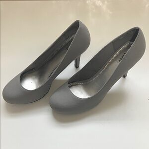 FIONI Gray Mid-Heel Classic Pumps